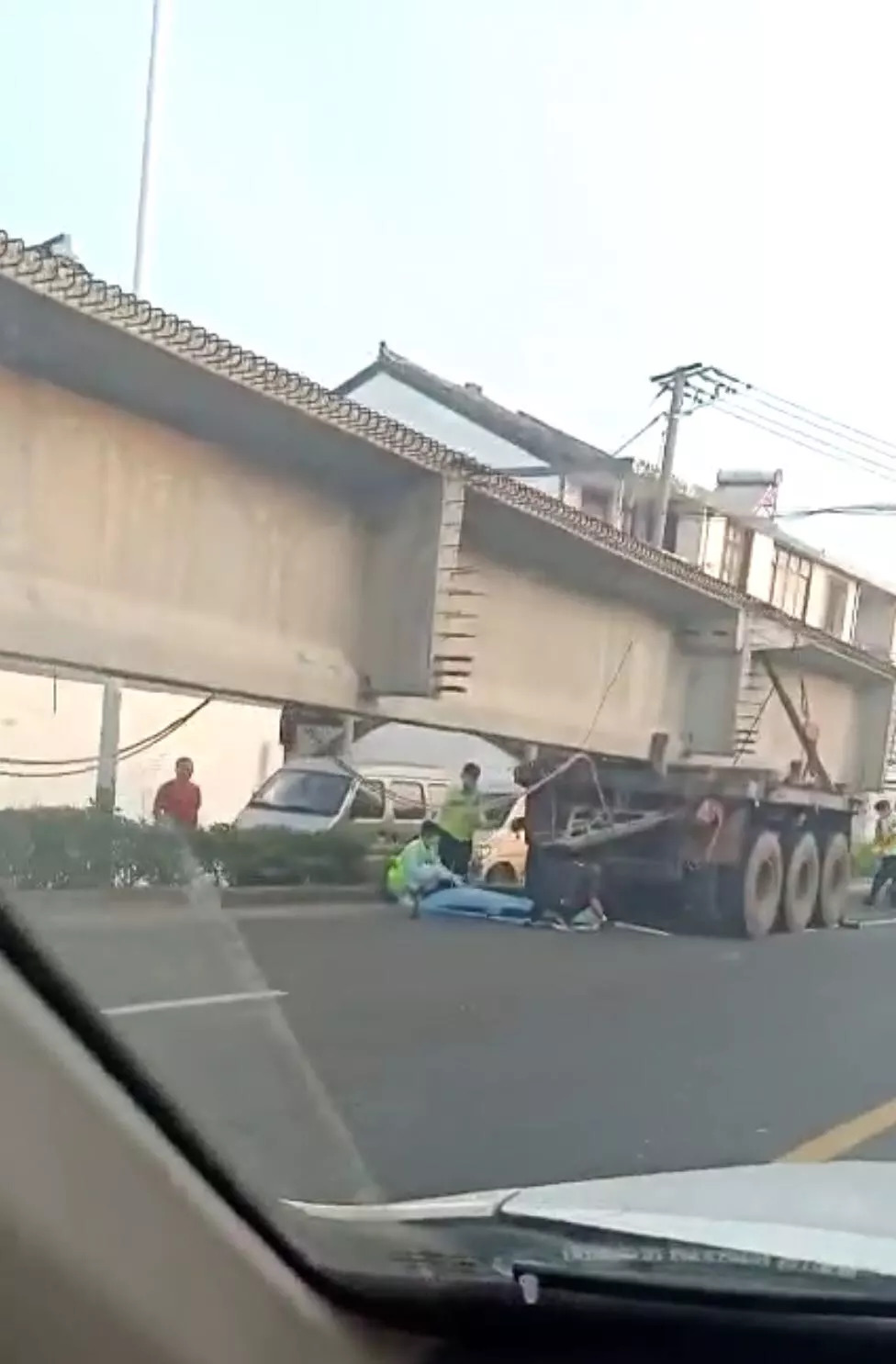 绍兴又一工程车大车祸!电瓶车车主惨遭碾压当场身亡!