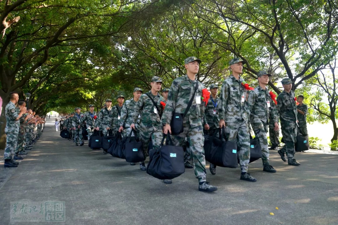 南部战区直属部队新训大队喜迎新兵入营