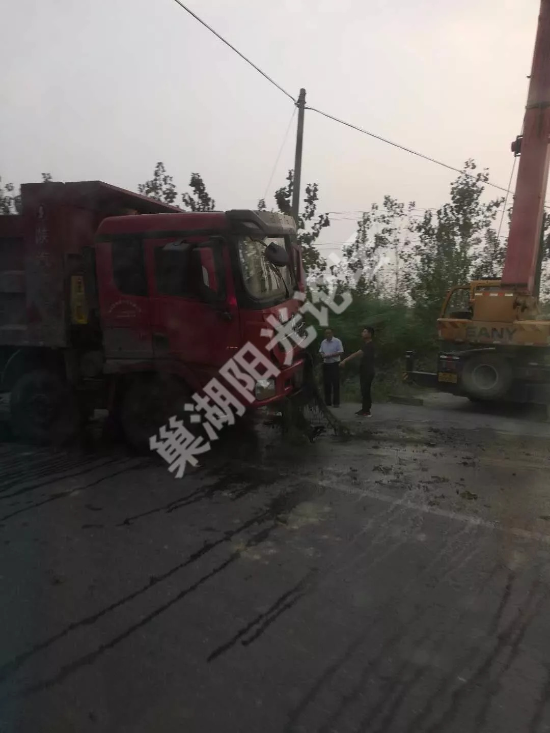 【现场视频】巢湖夏阁镇巢柘路上一辆大货车发生车祸,车头损毁严重,两