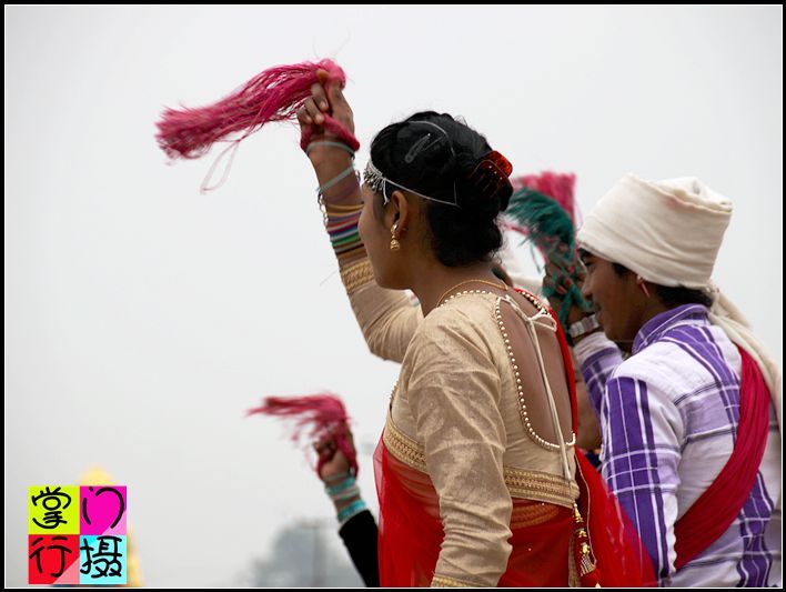 实拍尼泊尔塔鲁族人的民间孔雀舞,族人信仰独特,不信佛