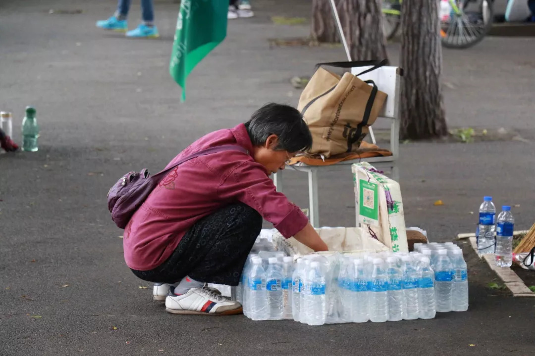 每年军训最积极的一定非"卖水大妈"莫属了.