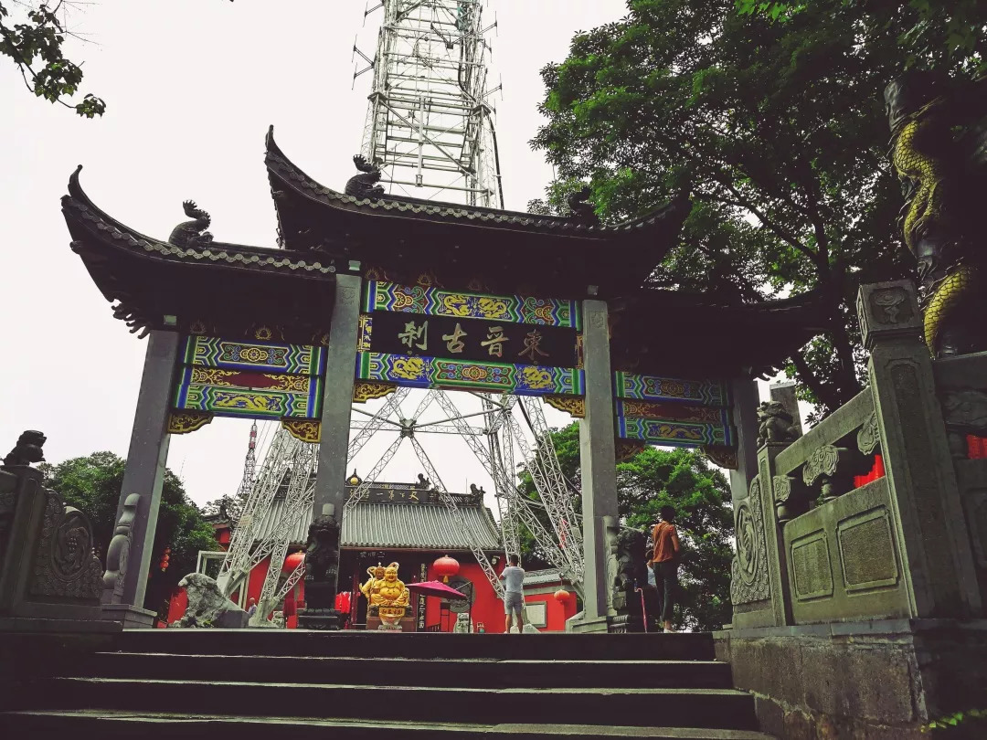 飞凤亭边树,桃花岭上风.三上北高峰,杭州一望空.