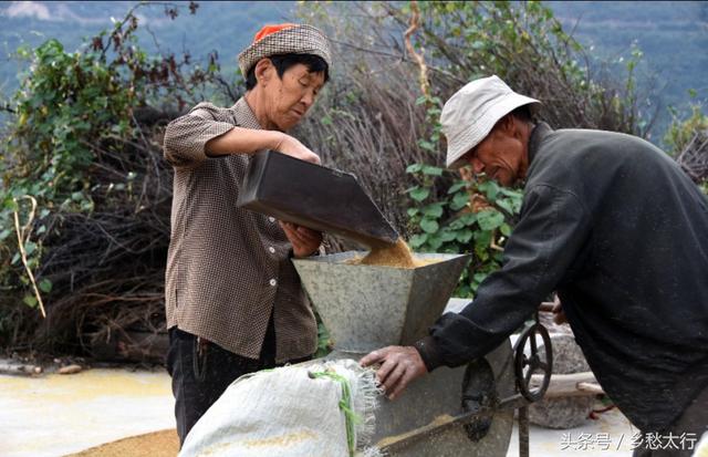 太行山区农村,年轻人大多都到城里打工生活,成家立业,年迈的老人却