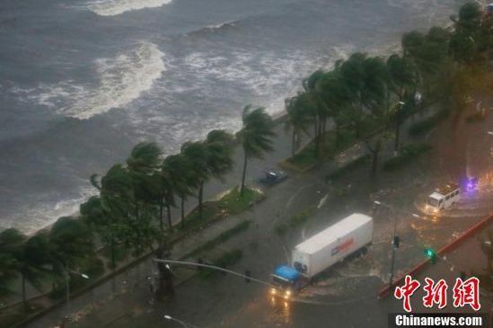 18级超强台风夜袭狂虐菲律宾, 过境之地狂风暴雨如灾难大片!