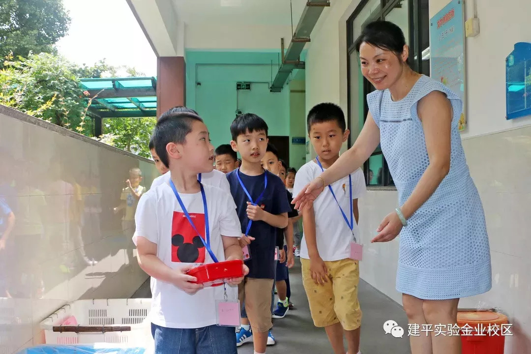 精彩校园建平实验小学食育文化萌娃享受幸福食光