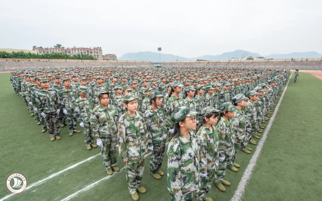 乘风破浪扬帆起航万州中学举行初2021级军训汇报表演暨生活自理能力