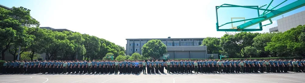 在上海公安学院,新生们的军训已经如火如荼地进行了一半,走~跟我去看