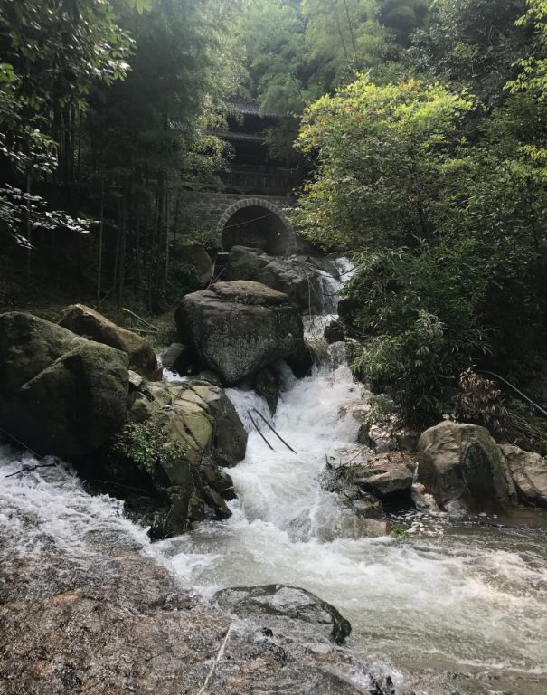 这里古木参天,泉水淙淙,屋宇村舍,依山面溪.