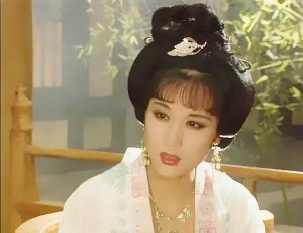 再看1995《武则天》中的女人,毛戈平的化妆术,眼神都是戏