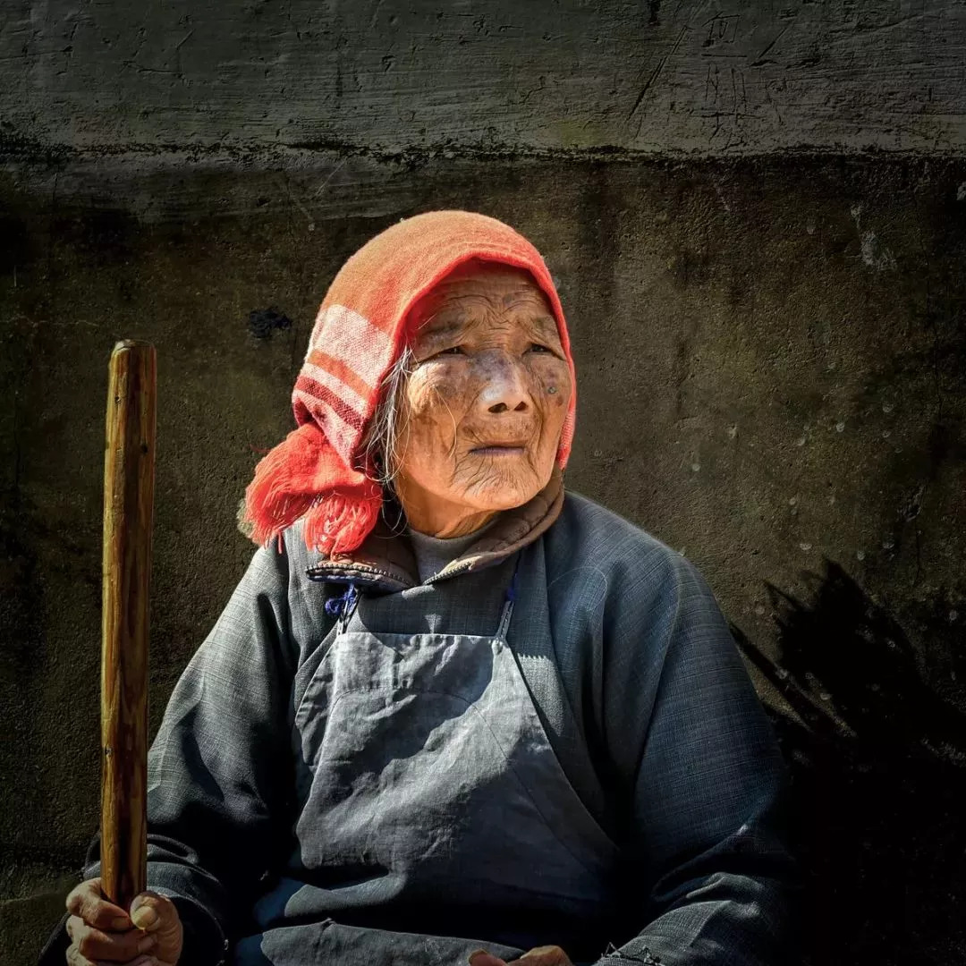 什么是妈妈?这两张图感动上亿人!_父母