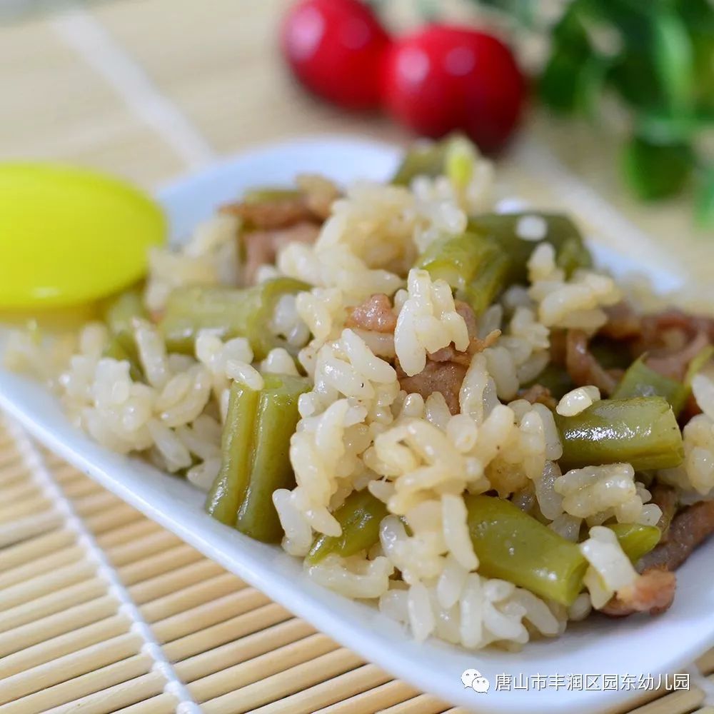 午 豆角肉米饭 黄瓜拌豆皮 餐  海带大骨汤