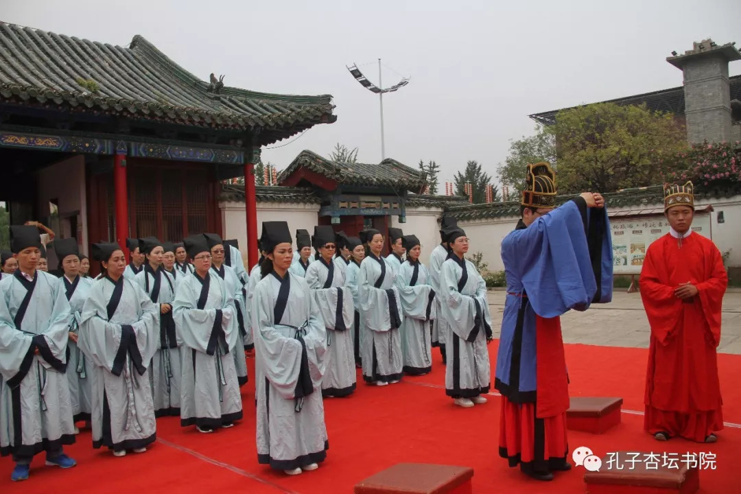 紫荆国学经典学堂的众位嘉宾前来孔子杏坛书院体验祭孔大典