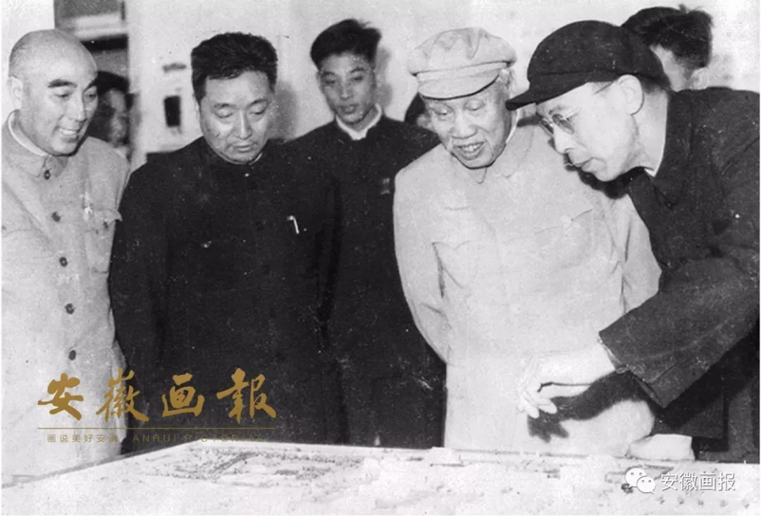 1960年5月14日,董必武同志来安徽大学视察工作