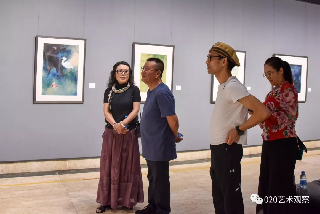 心源画会副会长贺勤女士代表画会致答谢词展览共展出邹传安,李衡岳