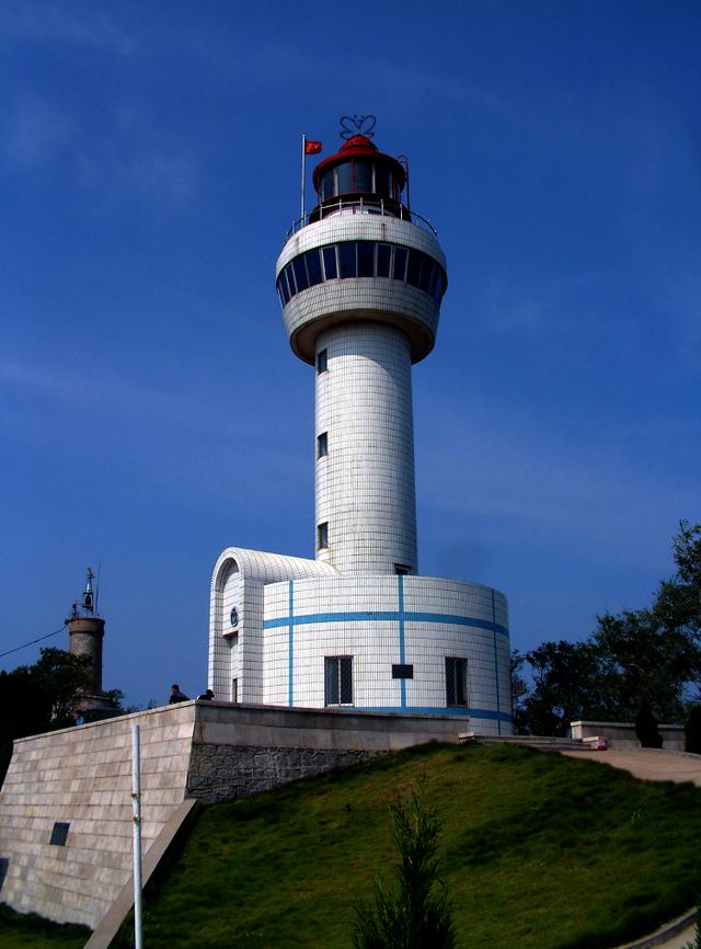 烟台航标处百年灯塔之二感怀遐抱千层浪只望消泯万里风