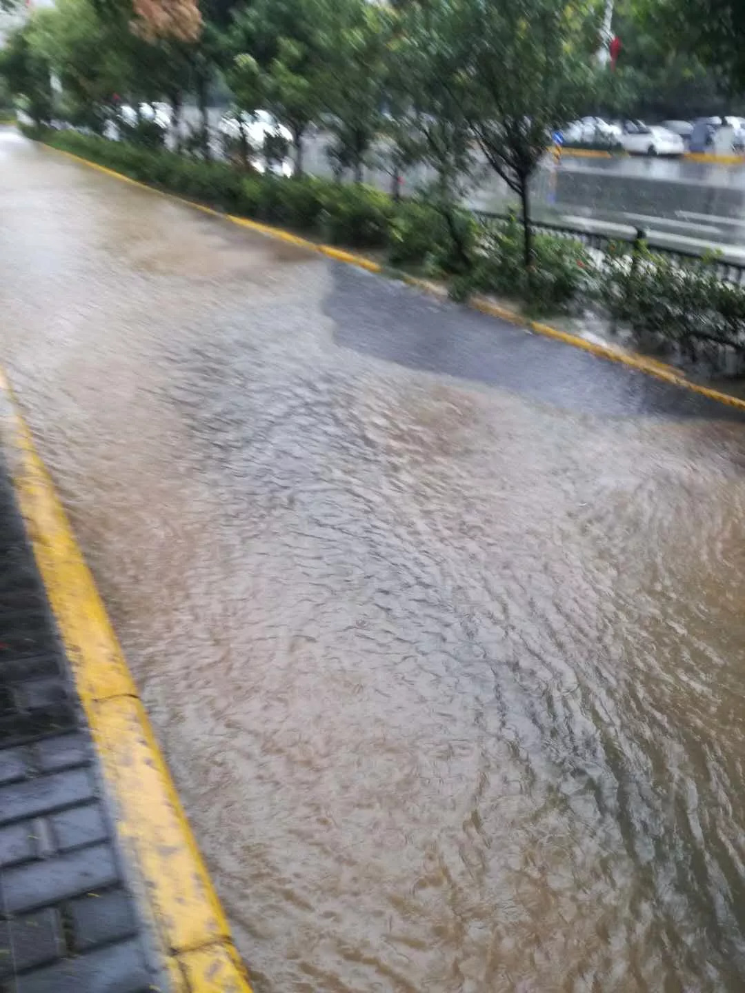 别抱怨下雨天和路面积水,这些地方越下雨越美!