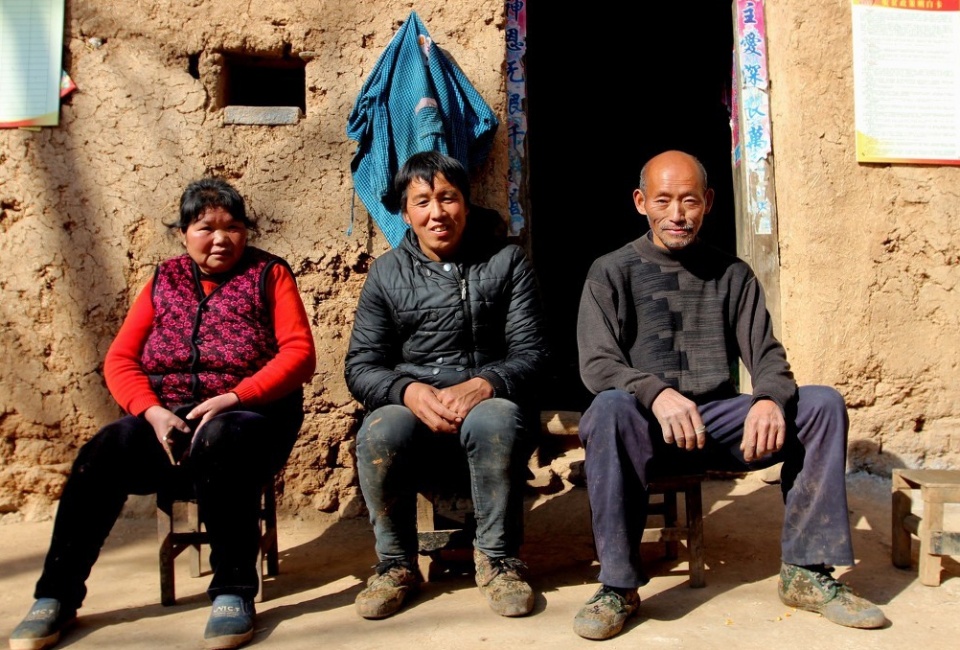 她们一家现在生活在河南西部的一个贫穷的小山村里,家里有3座土坯房