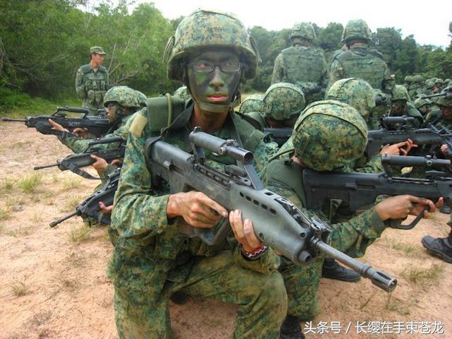 手持sar-21无托型突击步枪警戒