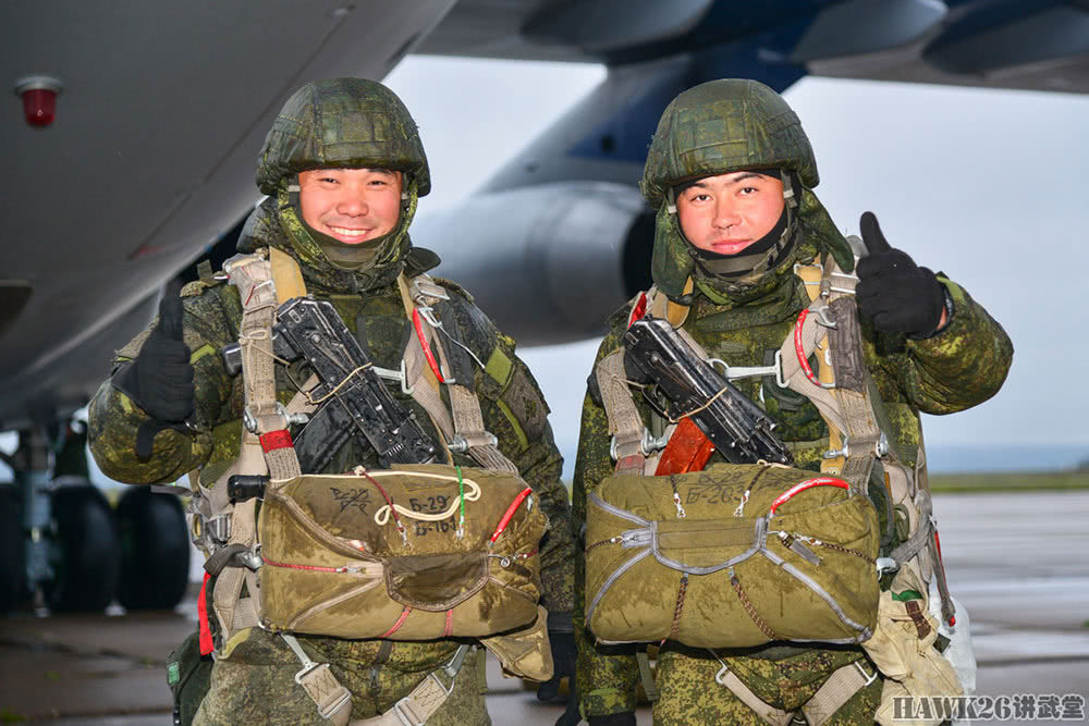 冒雨登机霸气十足 俄罗斯空降兵搭乘伊尔-76实战演习_苏联