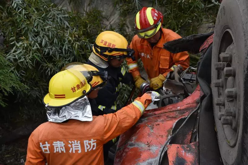 突发!平凉高速路段两起交通事故 造成3死2伤