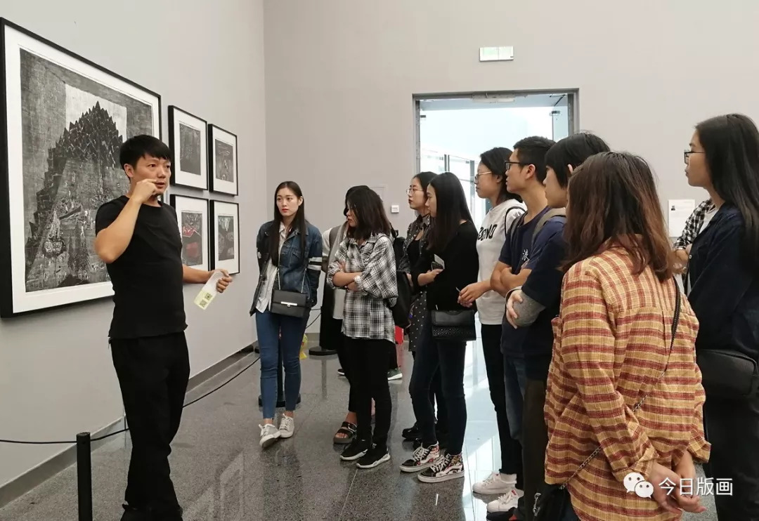 青年版画家周德伍在现场为高校学生授课青年版画家邬林在现场为高校