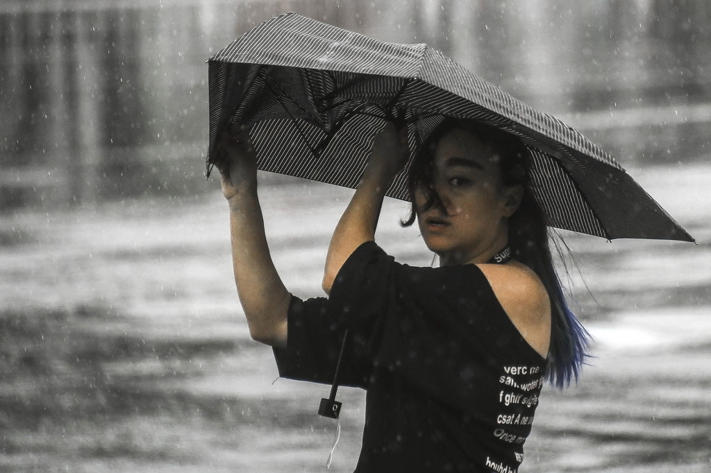超强台风"山竹"带来狂风大雨 市民撑伞淡定出街