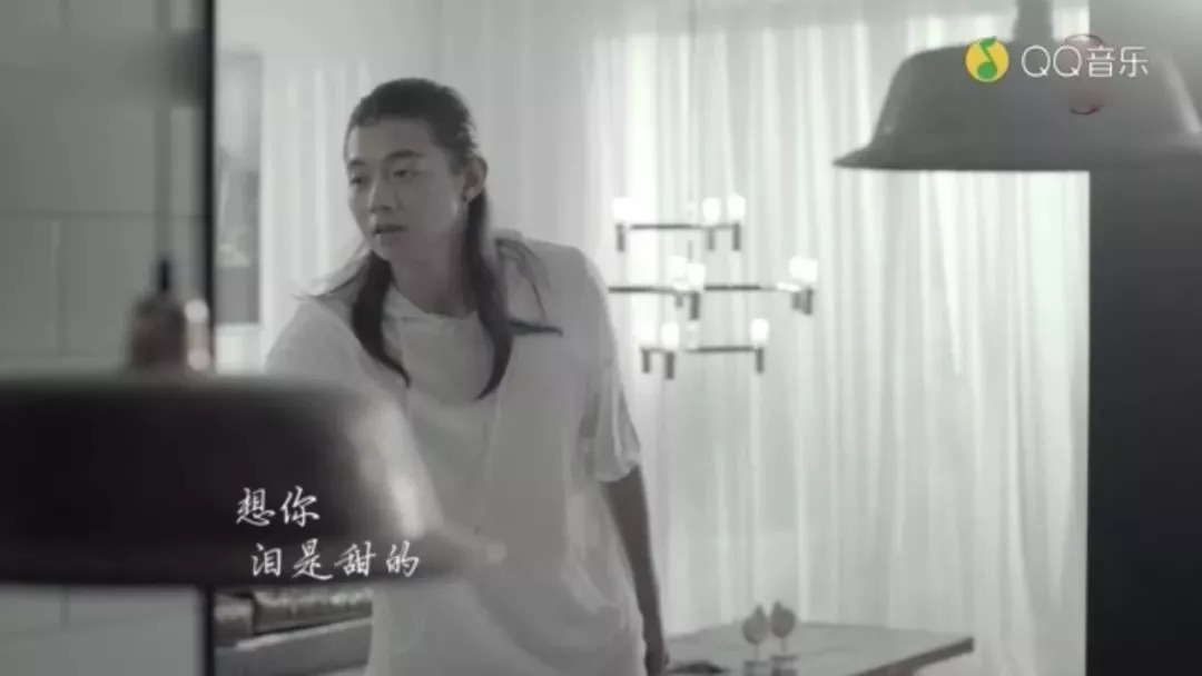 房子,住进去或借去拍摄的人里不乏一些名人明星,像演员袁立,歌手霍尊