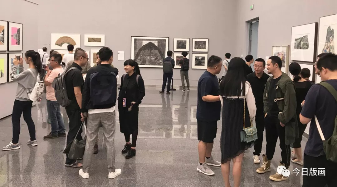 展览现场青年版画家周德伍在现场为高校学生授课青年版画家邬林在现场