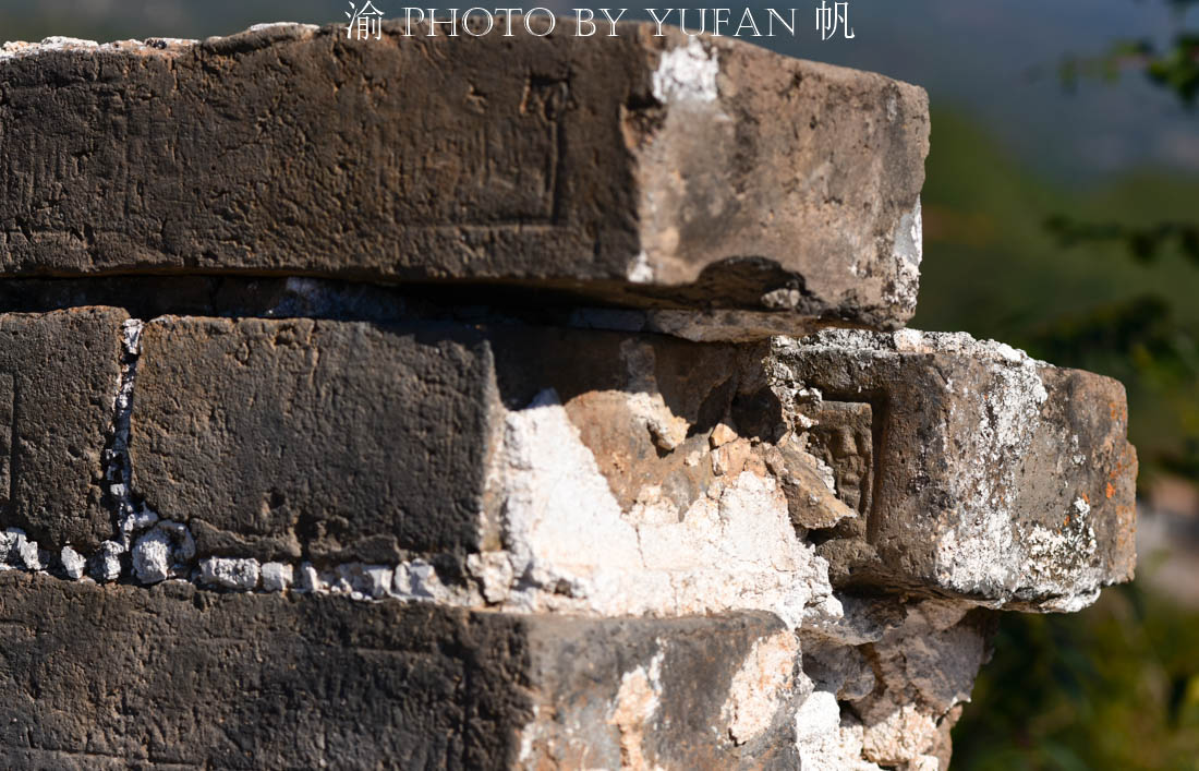 金山岭长城上发现大量明朝文字砖，但字迹多已模糊，保护刻不容缓