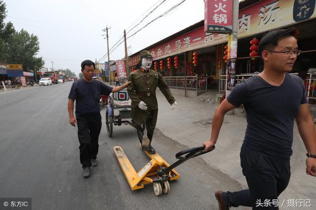 农民制作鬼子拉车机器人吸人看新鲜,八路军耍大刀机器人还在酝酿