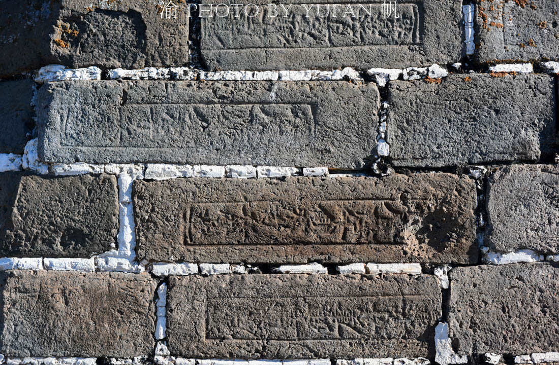 金山岭长城上发现大量明朝文字砖，但字迹多已模糊，保护刻不容缓