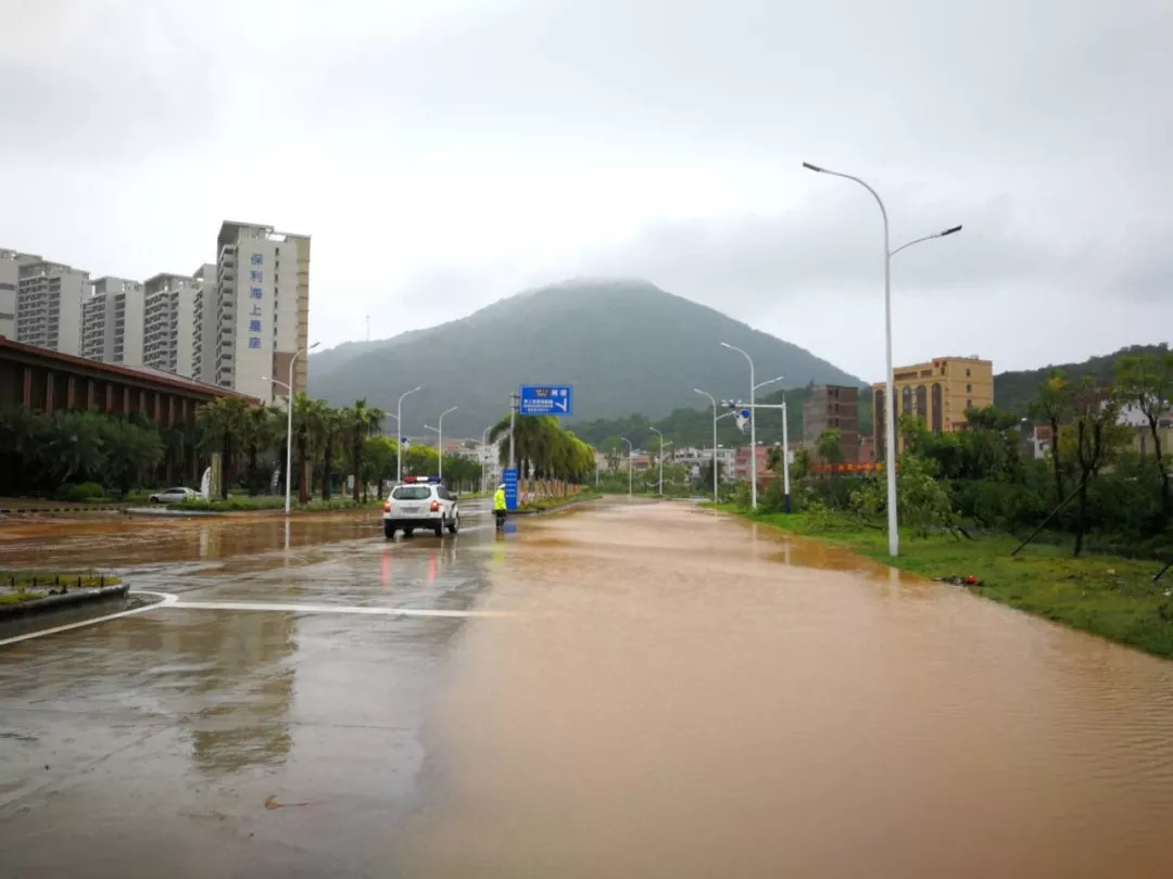 阳江突发灾情,市区今晨多处水浸街