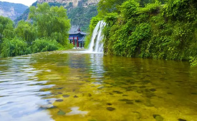 这个位于革命老区河北省平山县西南边缘的沕沕水景区,是一处集自然