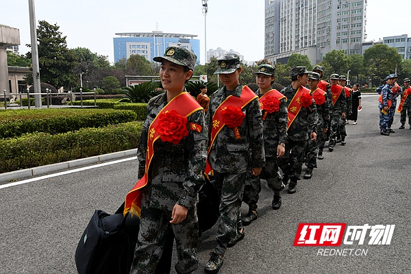 湘潭市2018年度首批女兵起运奔赴部队