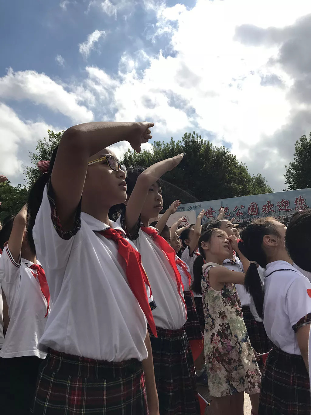 姜晨怡同学通过学习党的十九大和十八大精神,为大家宣讲了党的十八大