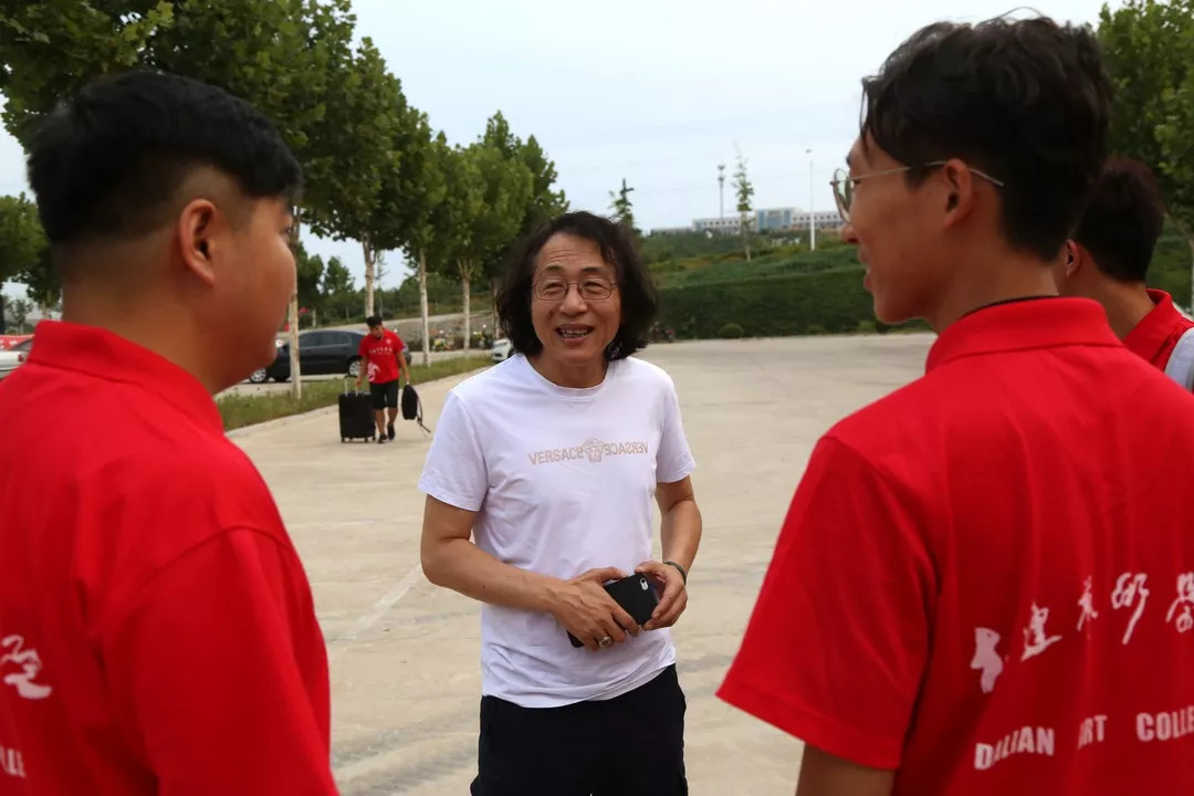 学院艺术总监高大林也希望他们平安,顺利地完成本次演出任务,再次为