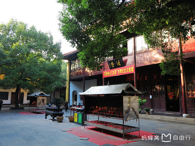 迎江寺大门上方书有"迎江寺"三字匾额,门两边各置铁锚一个,重约3吨