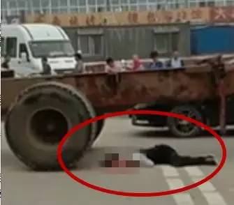 泰安宁阳县磁窑附近发生一起事故!一人趴倒在大拖车旁!