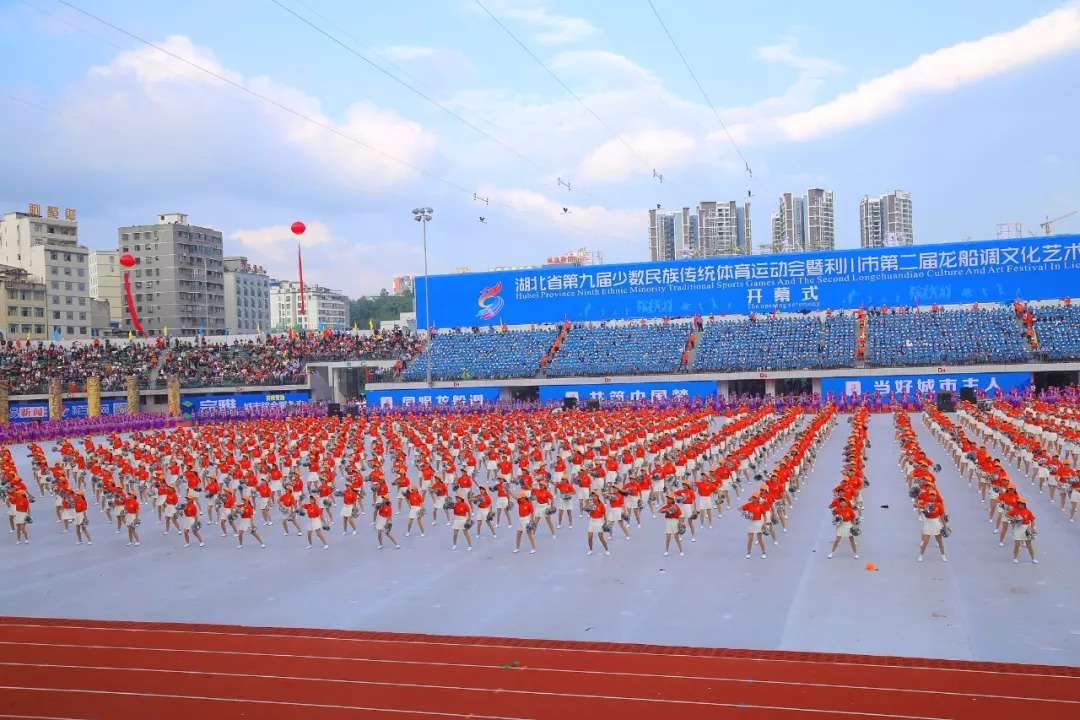 恢宏,场面非常壮观,演职人员主要来自于利川一中,利川五中,利川职校