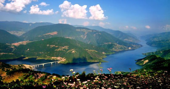 云南澜沧江百里长湖旅游区,山水相映水天一色,一幅绝美的山水画