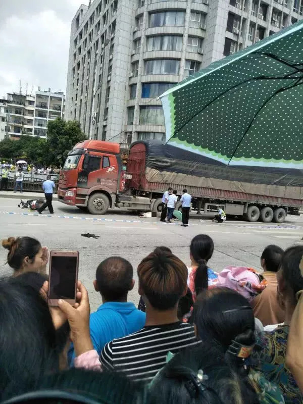 9月15号中午,云南省文山州富宁县发生一起惨烈的车祸.