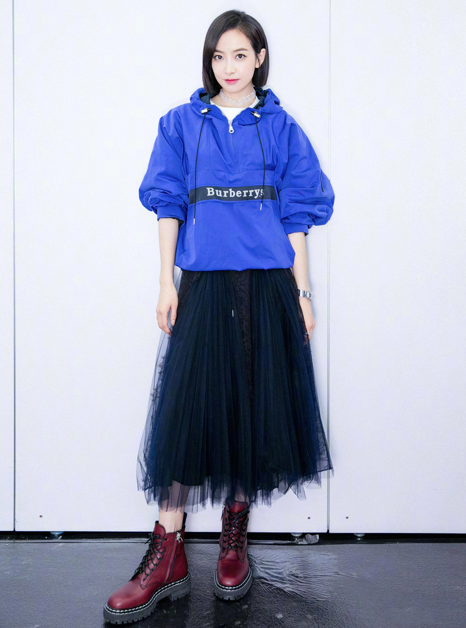 2018最流行的韩版风衣_丹比奴潮流穿搭|2018秋季最时髦的搭配：风衣+裙子,美爆了！