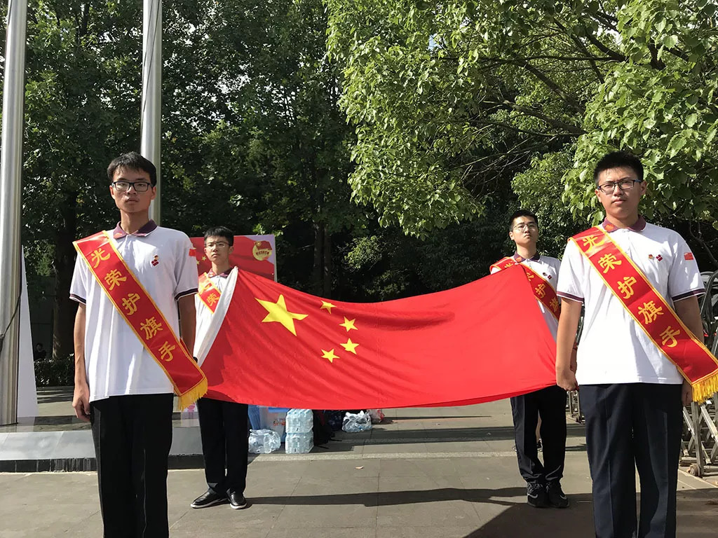 姜晨怡同学通过学习党的十九大和十八大精神,为大家宣讲了党的十八大