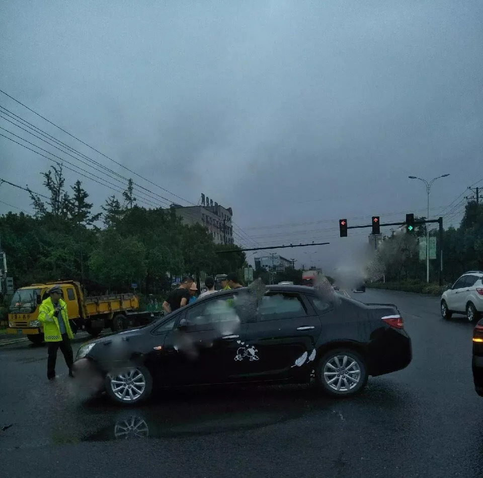 一大早,上虞发生多起车祸!雨天出行要小心了!