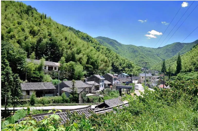 地处山区,岗峰起伏,丘陵绵亘.美丽传说,古老建筑,淳朴