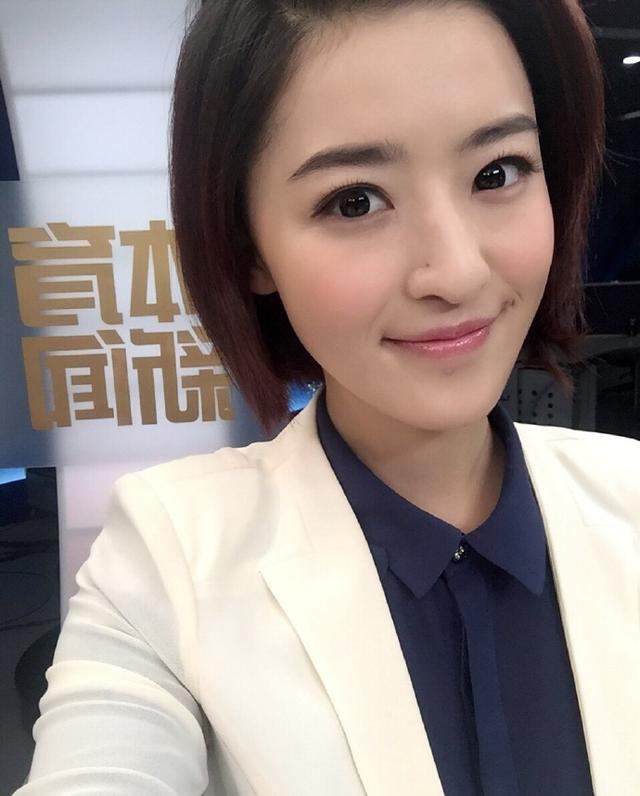 央视90后美女主播,长相甜美,外表清新,素颜亦很美