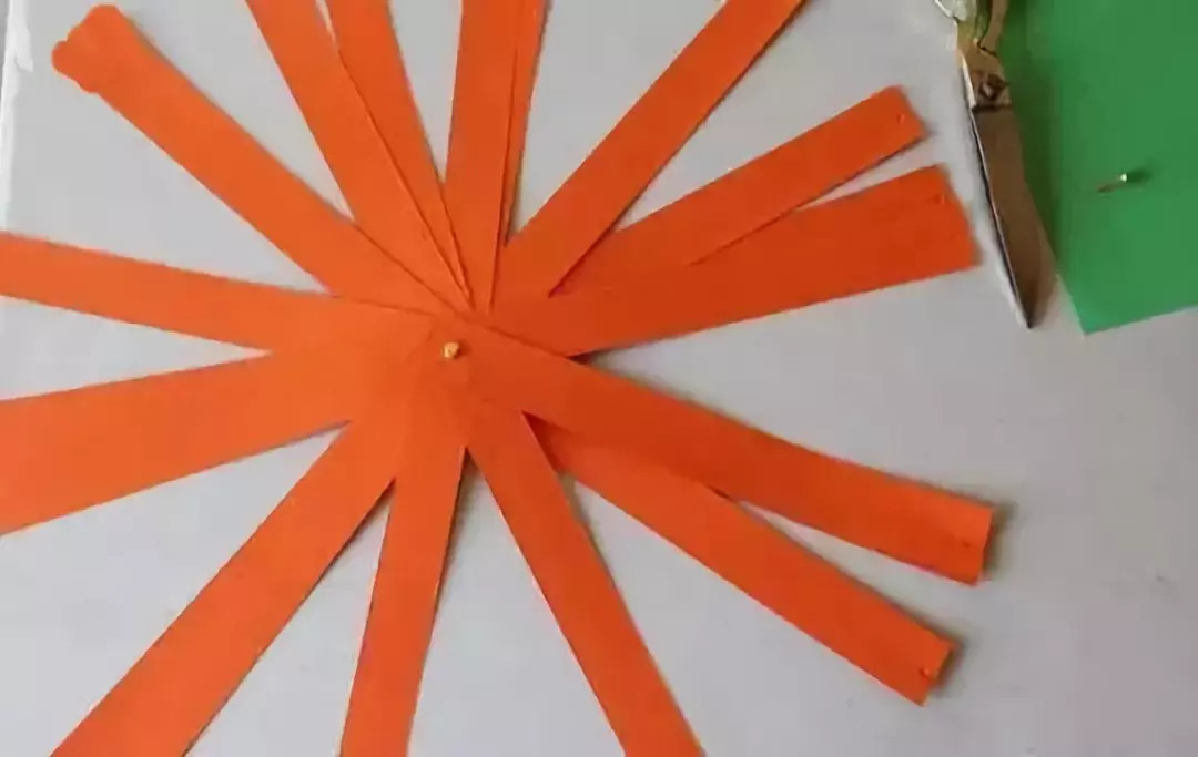 第五步:橙色的卡纸就可以这样散开了,并且纸条不会脱落出来.