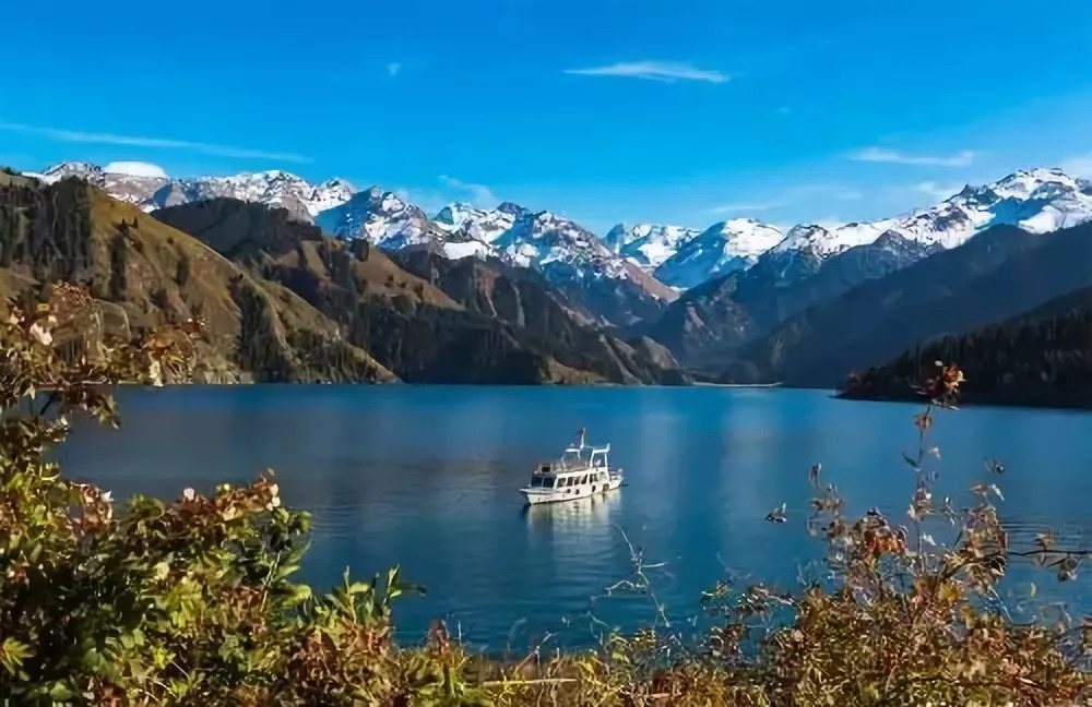 一碧拭空明"一句诗 来形容赛里木湖的美丽景色 3,天山天池 小天池与大