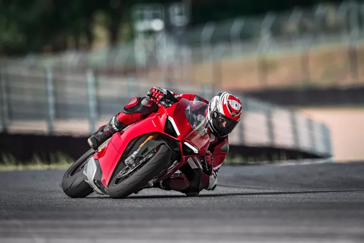 214匹杜卡迪超级跑车panigale v4正式进入