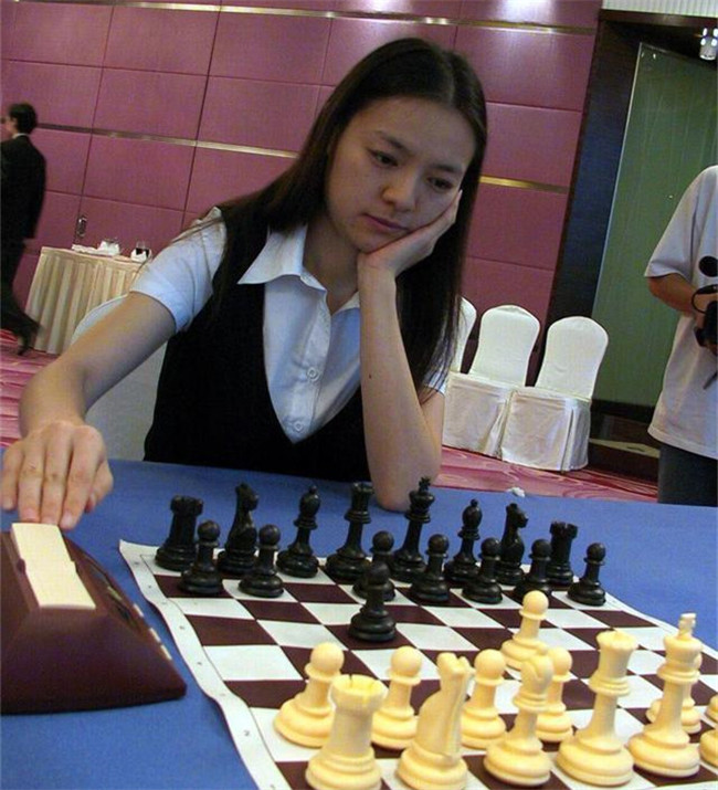 棋后诸宸现状卡塔尔老公很有钱两个女儿非常漂亮长相随爸爸